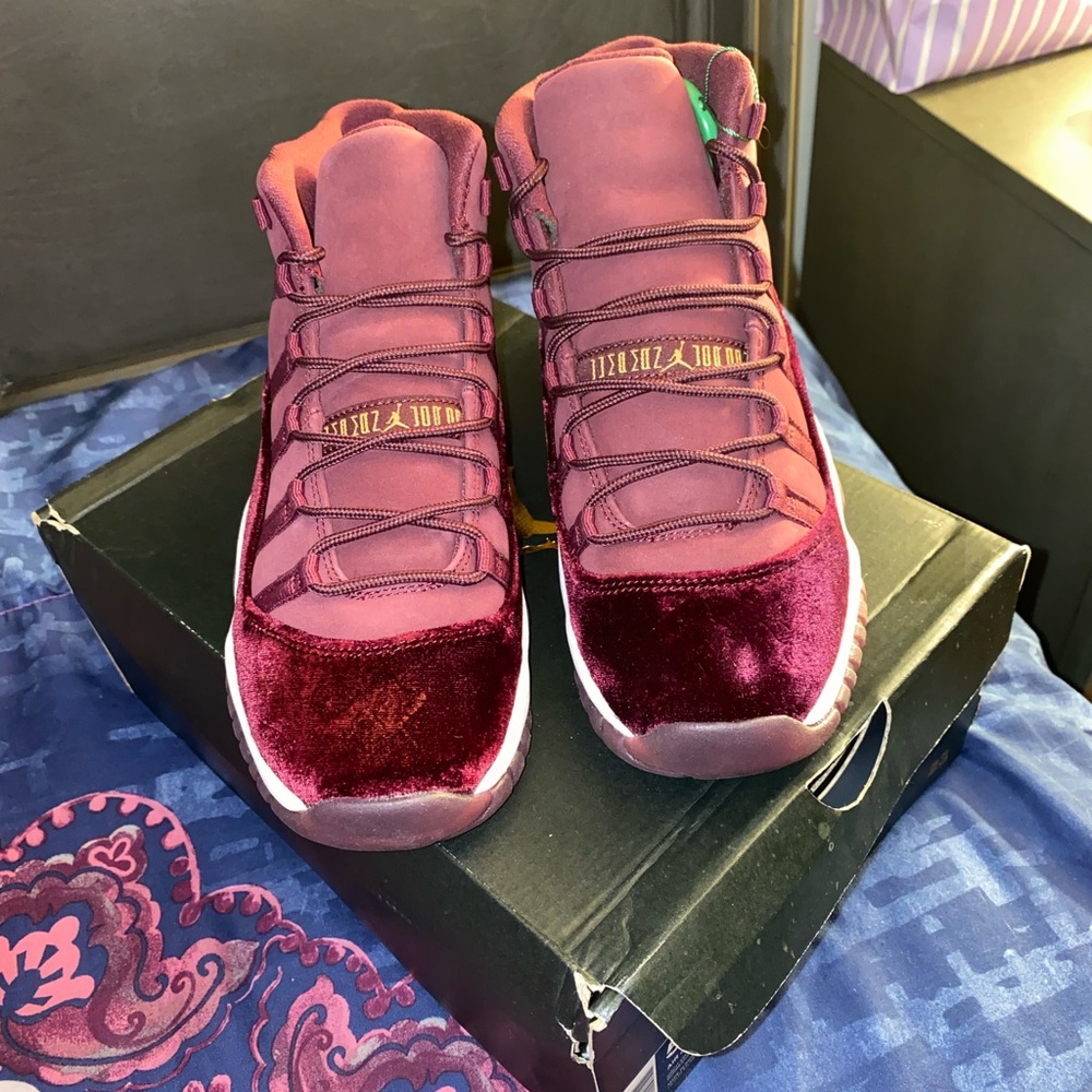 Grade School Air Jordan 11 Maroon